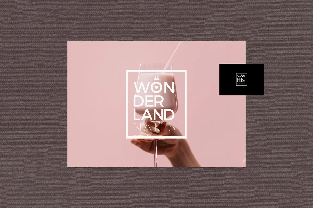 Postal rosa con el logo de Wonderland Nails sobre una mano que sostiene una copa